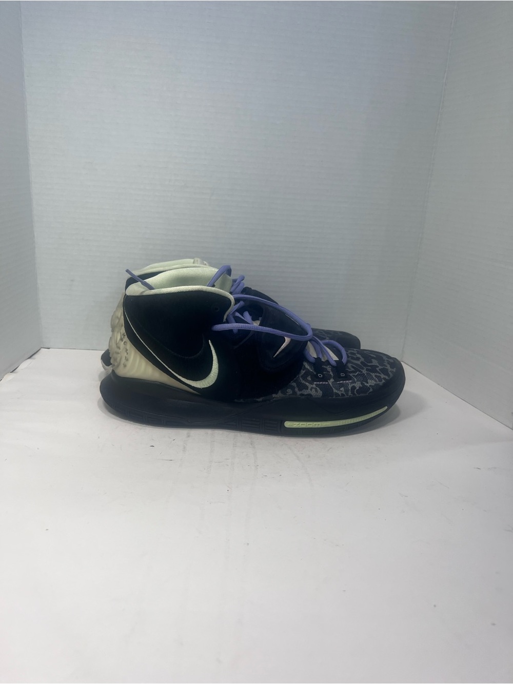 Nike Mens Black & Light Green Basketball Shoes